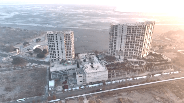 넓은 갯벌 근처의 버려진 건물들