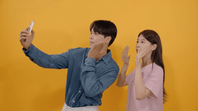 다양한 포즈를 지으며 친밀하게 셀카를 찍는 두 남녀