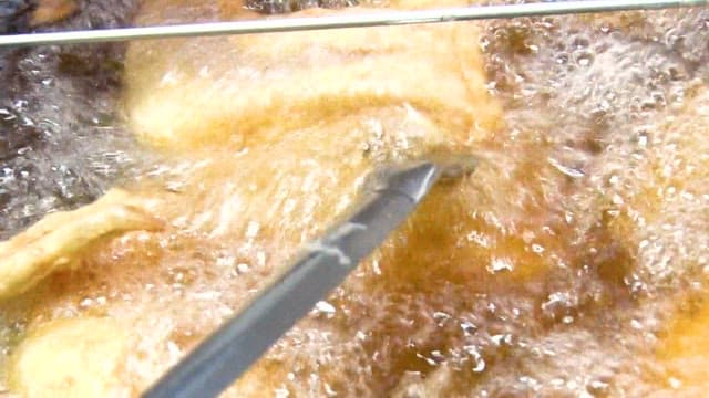 뜨겁게 끓는 기름에서 노릇노릇하게 튀겨지는 치킨