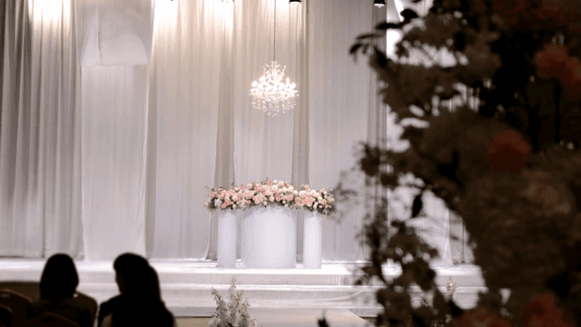 꽃 장식이 있는 우아한 결혼식장