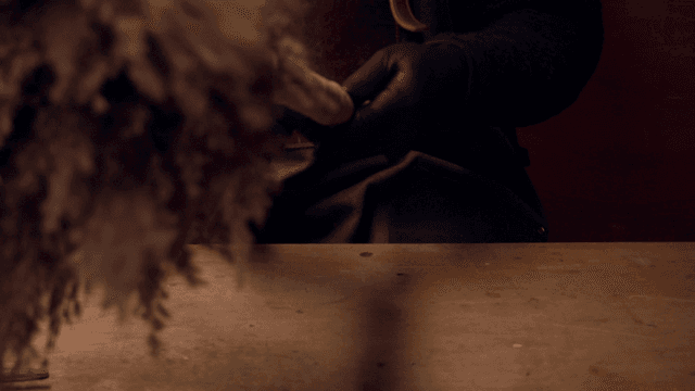 손잡이에 끈을 감는 사람