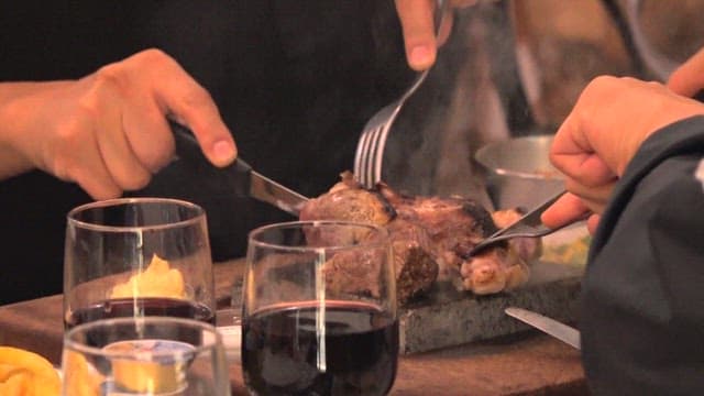 와인과 스테이크를 곁들인 식사