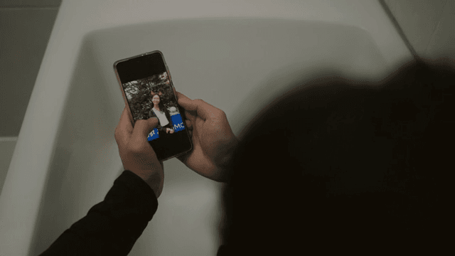 스마트폰으로 사진을 보는 사람