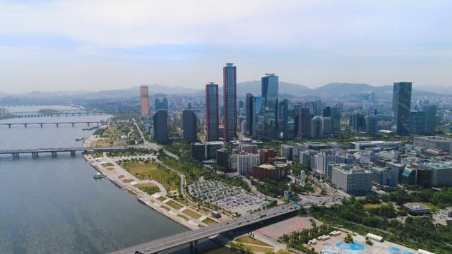 강을 끼고 세워진 현대 도시경관