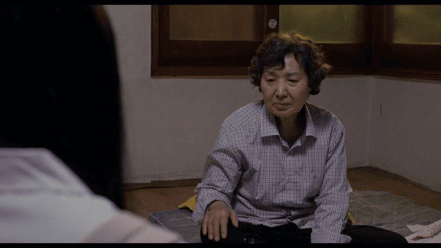 실내에서 대화하는 노인 여성