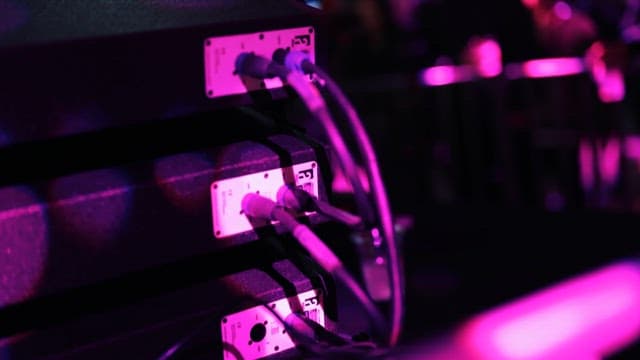 클럽 공연 진행을 위해 사용되는 기술 장비