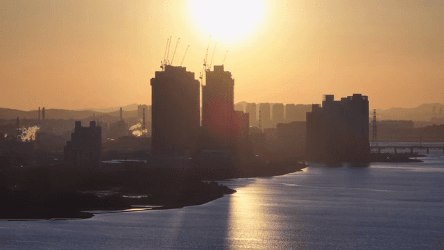 강이 보이는 도시 스카이라인 위의 일몰