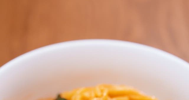 빨간 양념이 잘 밴 쫄면 한 젓가락