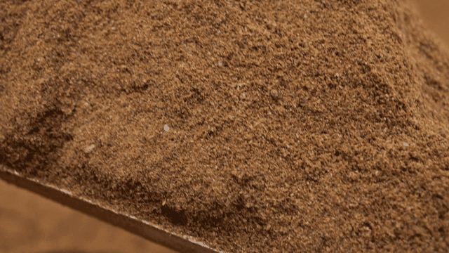 삽으로 퍼낸 갈색 흙 더미