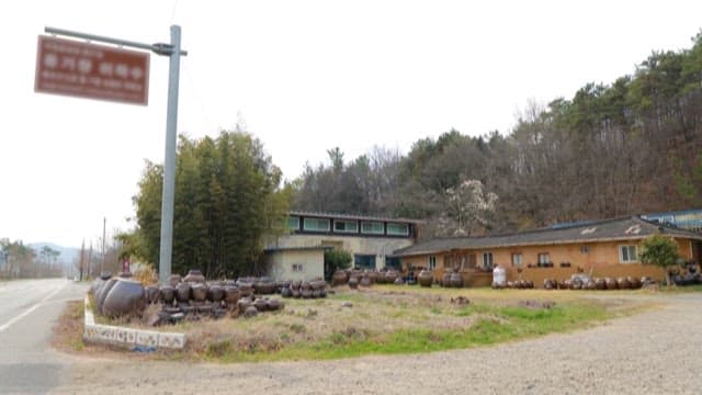 시골 지역의 전통 장독대가 있는 시골집