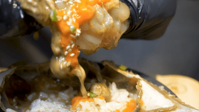 밥과 참깨가 곁들여진 간장게장