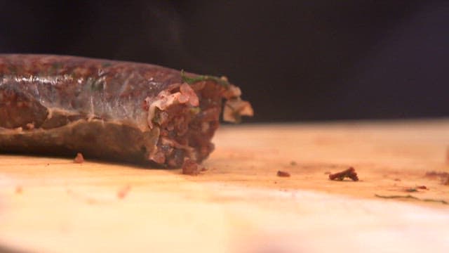 나무 도마 위에서 칼로 썰리는 순대