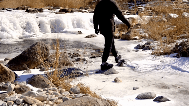 얼어붙은 강 위를 걷는 사람