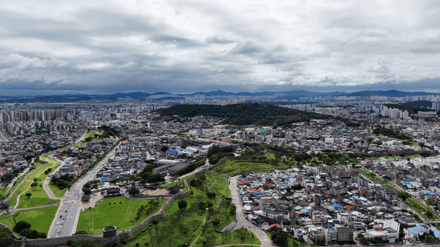녹색 공원이 있는 광활한 도시