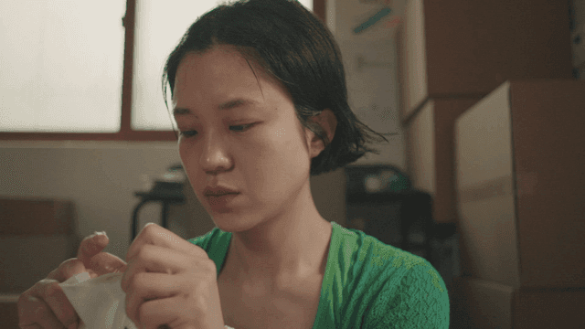 집에서 얼굴 마스크팩을 붙이는 여성