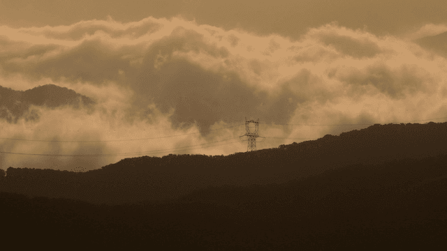 새벽 안개 낀 산과 전선