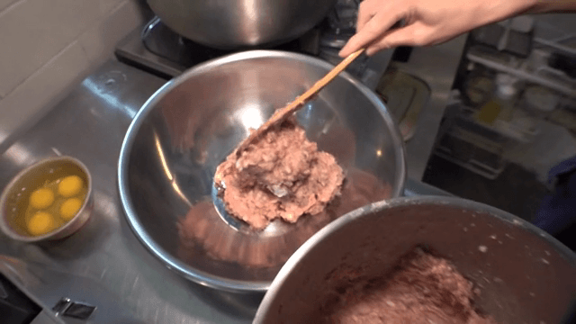 Transfer the minced meat into a new metal bowl