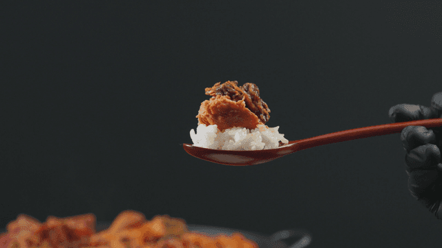 쌀밥 한 숟가락 위에 올려진 감자탕 순살