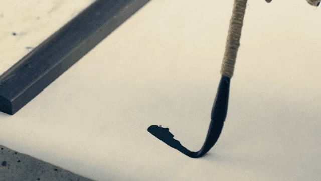 흰 종이에 붓으로 그림 그리기