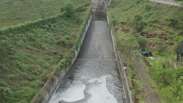 콘크리트 수로를 따라 흐르는 하천