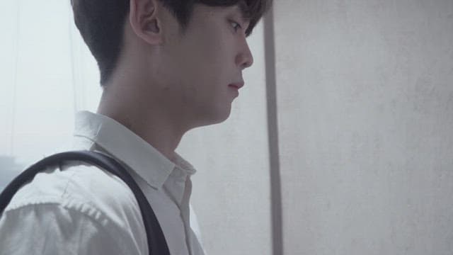 집을 나서 계단을 내려가던 중 할머니를 마주친 남자