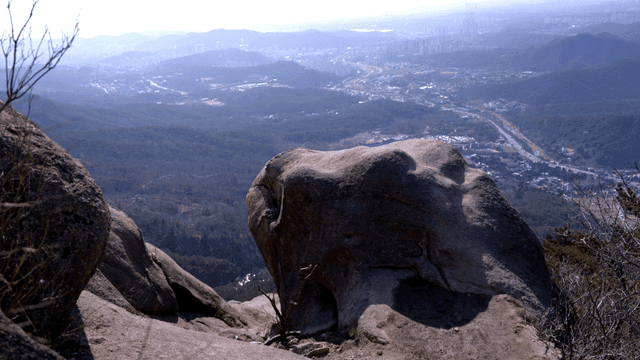멀리 도시가 보이는 산의 풍경