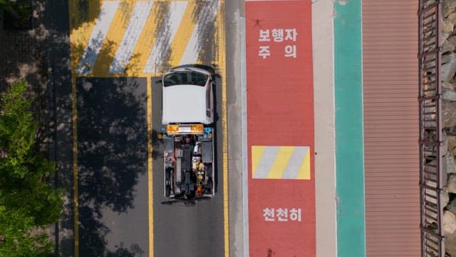 차가 다니는 도심 지역의 차도와 보행자 전용 도로