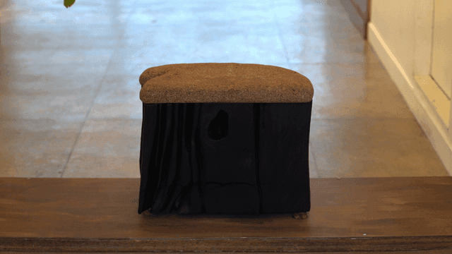 복도에 있는 독특한 나무 의자