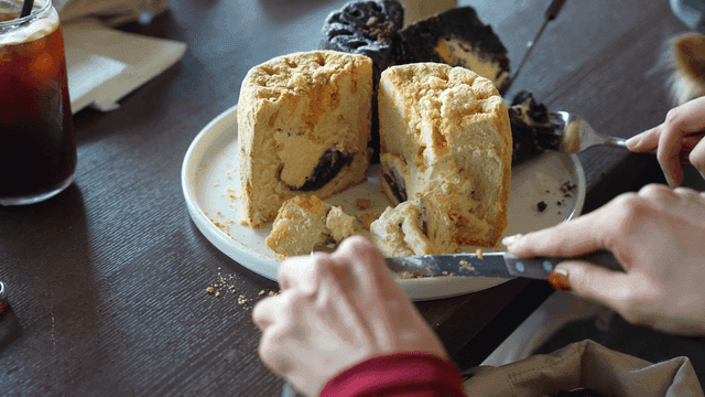People enjoying dessert at a cafe