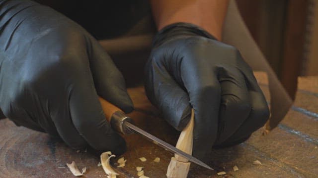 칼로 나무를 조각하는 손