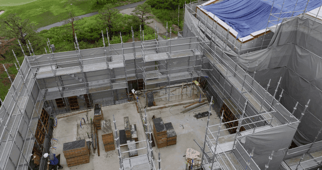 비계와 녹지가 있는 건설 현장