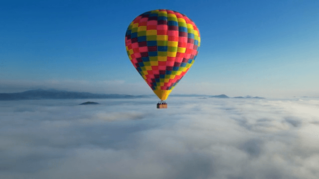 구름 위의 다채로운 열기구