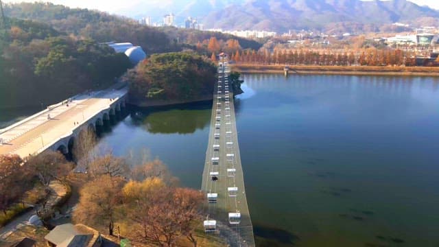 고요한 호수를 가로지르는 경치 좋은 케이블카