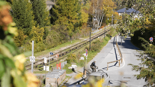 철도 옆 시골 도로를 따라 자전거를 타는 사람