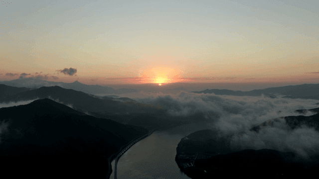 안개 낀 산과 강 위의 일출