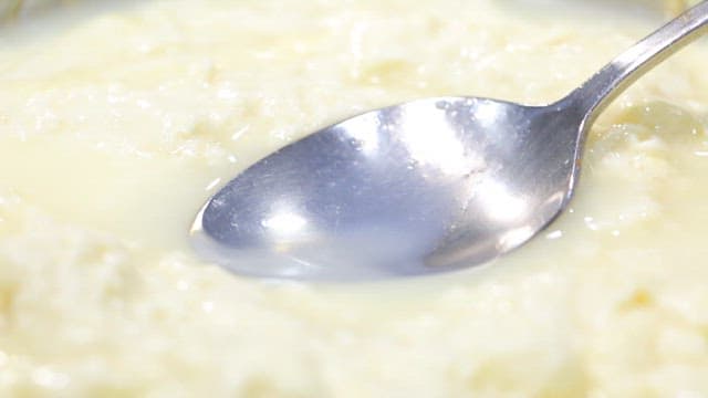 맑고 하얀 순두부찌개의 국물 한 숟가락