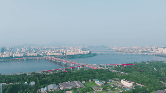 다리와 강이 있는 서울 도시의 항공 뷰