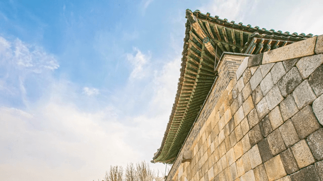 맑은 하늘 아래 수원화성