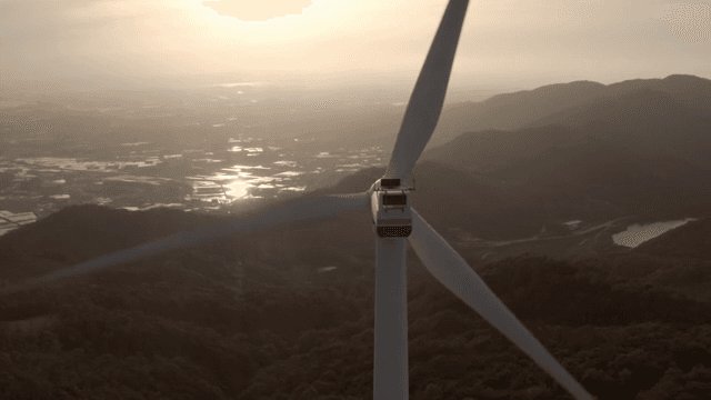 산 위의 풍력 터빈과 일몰