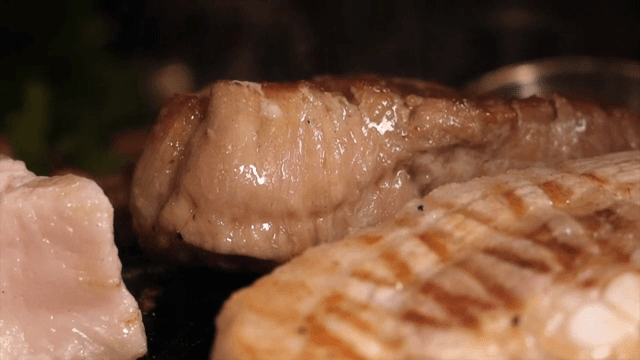 뜨거운 그릴 위에서 지글거리는 고기