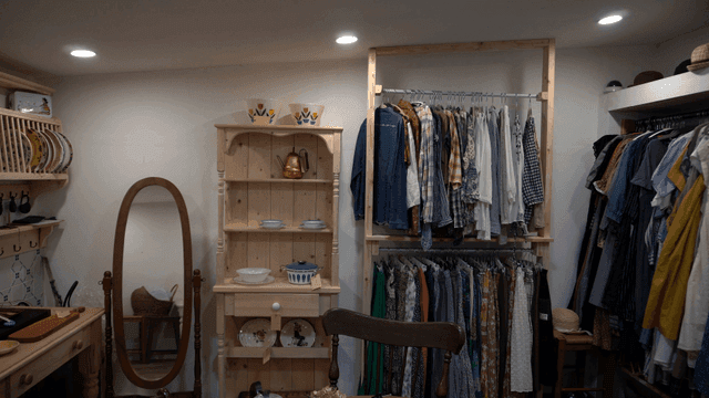 옷과 장식이 있는 아늑한 실내 공간