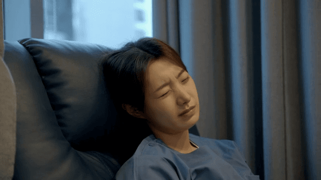 휴게실 의자에 앉아 쉬는 지친 간호사