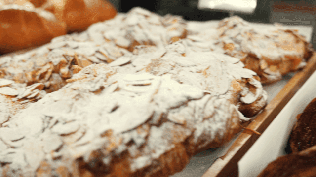 진열된 갓 구운 아몬드 크루아상