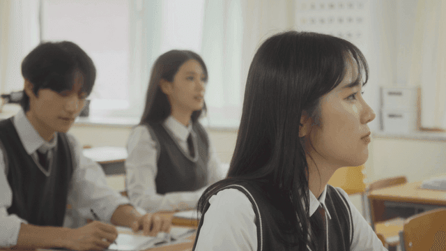수업을 집중해서 듣는 학생들