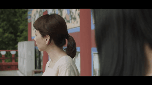 사원에서 대화하는 두 여성