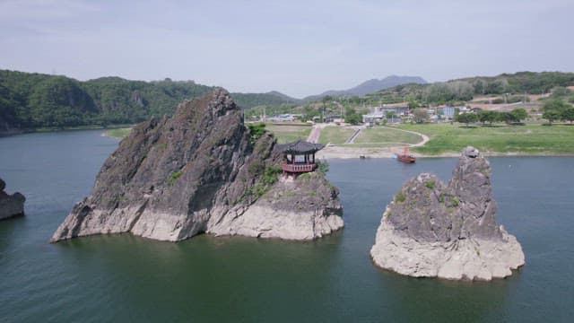 Dodam Sambong with a Pavilion in the Middle