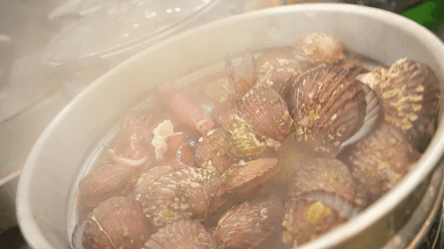 Scallops steaming in pot