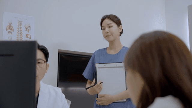 진료실에서 메모하는 간호사