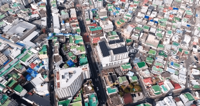 활기찬 도시의 다채로운 지붕들