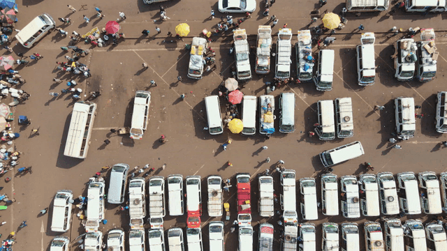 많은 차량과 사람들이 있는 번화한 버스 터미널